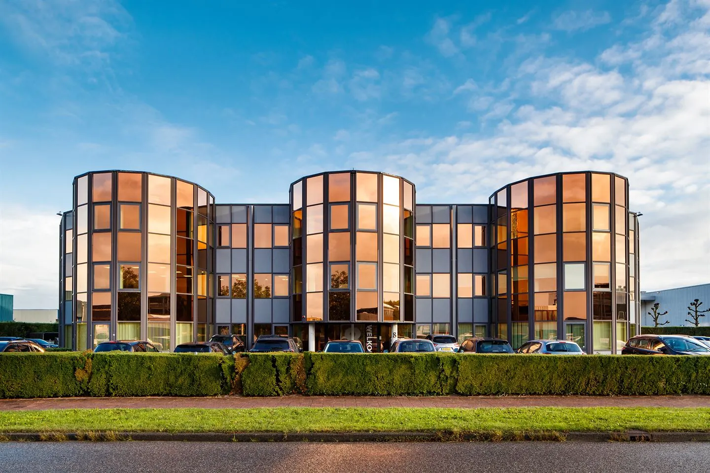 Modern kantoorgebouw aan de Lange Dreef met opvallende glazen gevels en ronde structuren.